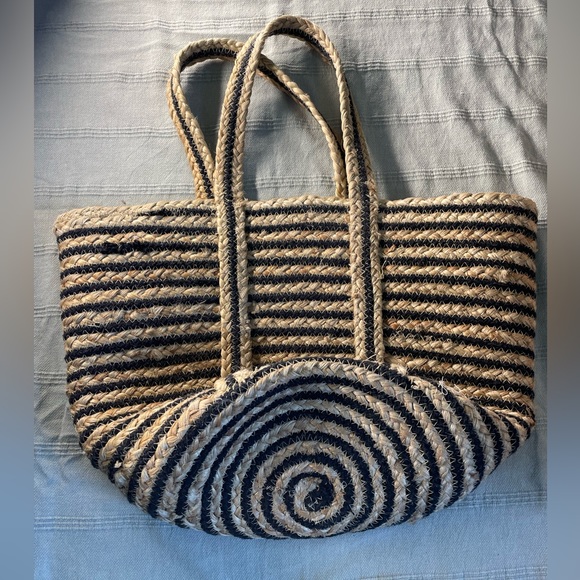 ZARA beach bag. Beautiful heavy material, intricate braiding detail. - Picture 2 of 3